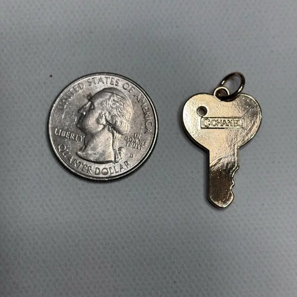 Black and Gold CC key charm comes with a chain - Picture 3 of 4